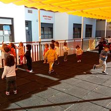 Escuela Infantil Santa Paula niños jugando con profesora
