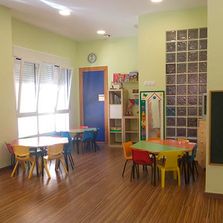 Escuela Infantil Santa Paula salón con mesas y sillas
